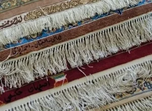 tapitokatharistiria-krossia Άκρες και κρόσσια ανατολίτικων χαλιών στοιβαγμένων στο ταπητοκαθαριστήριο